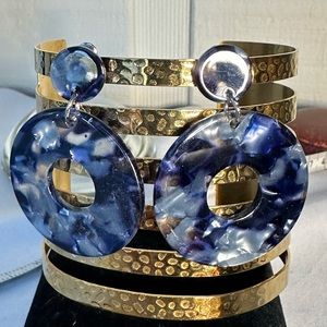 Pretty open hoop marbleized blue earrings